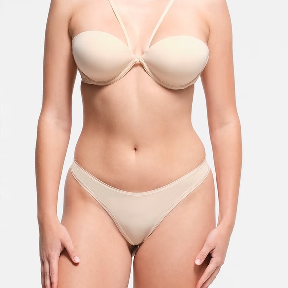 SKIMS Nude Strapless Lingerie Set - Picture 1 of 1